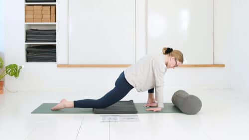 Cathrine underviser yogaklassen Groundende yin (Mave_Milt) online
