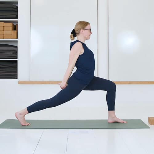 Cathrine underviser Hatha yoga flow online