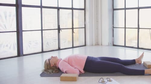 Cathrine viser en yin yogastilling fra online yogaklassen Hjerteåbnende yin