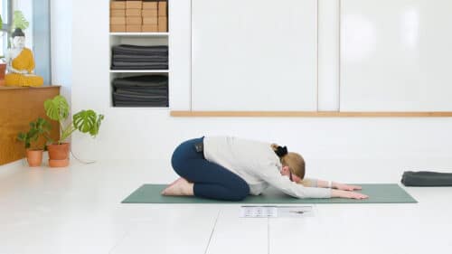 Cathrine underviser yogaklassen Hjerteåbnende yin (Hjerte_Tyndtarm) online