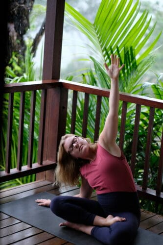 Cathrine laver yoga på Bali