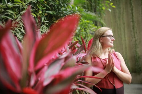 Cathrine reflekterer over hvad karma er i haven på yogarejse til Bali