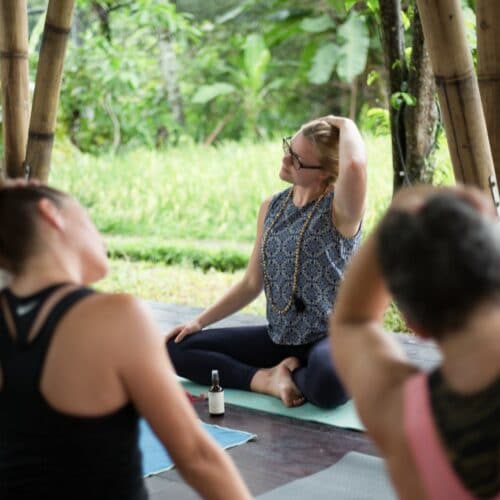 Cathrine underviser yoga der giver mere energi på yogarejse til Bali