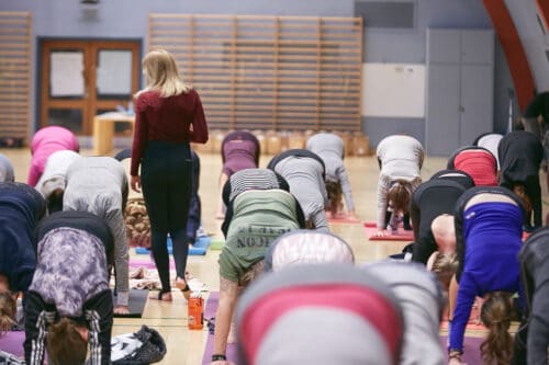 Cathrine underviser hundestræk på Jule Yin Yogaevent i gymnastiksal