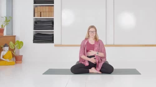 Cathrine underviser en kærlig gravid meditation online