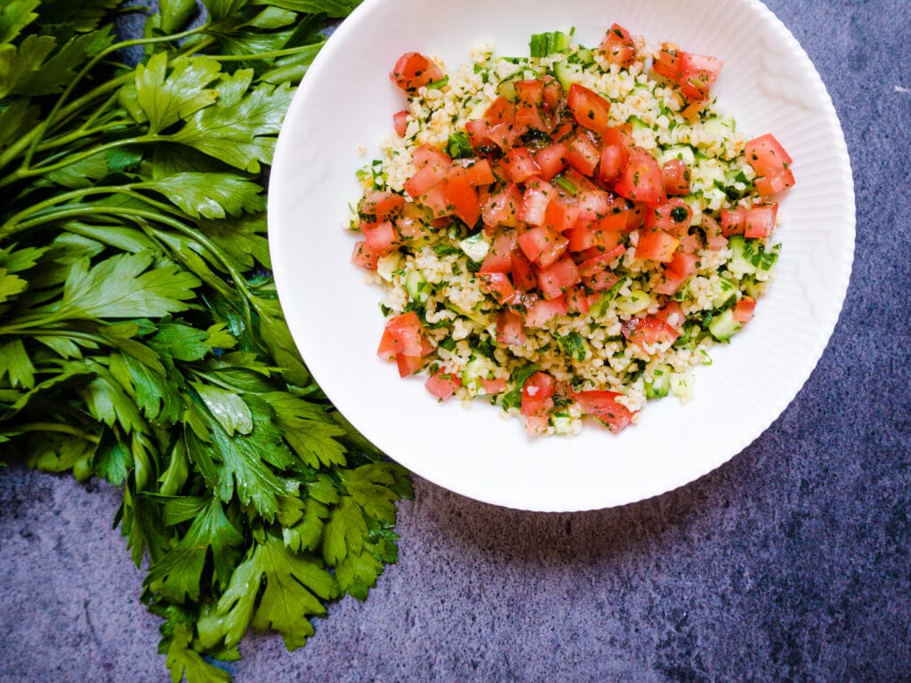 Lækker salat med couscous, urter, agurk og tomat