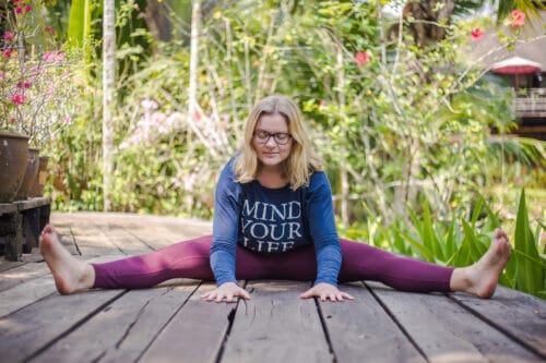 Cathrine booster sit selvværd ved at lave yin yoga og mindfulness på terassen på Bali