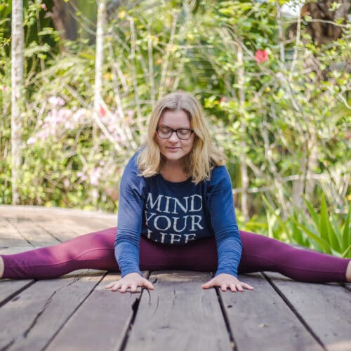 Cathrine booster sit selvværd ved at lave yin yoga og mindfulness på terassen på Bali