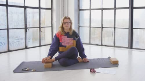Cathrine viser en yin yogastilling fra online yogaklassen Let go yin