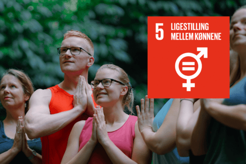 Mænd og kvinder laver yoga på Bali og FN klimaråd 5 ligestilling mellem kønnene