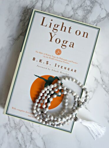 Bogen Light on Yoga og yogasmykke