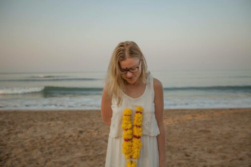 Cathrine på stranden i Indien efter ild ceremoni