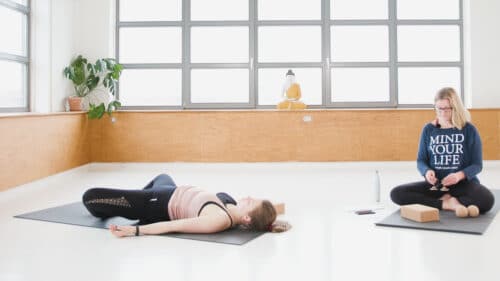 Cathrine underviser online yogaklassen myofascial release yin