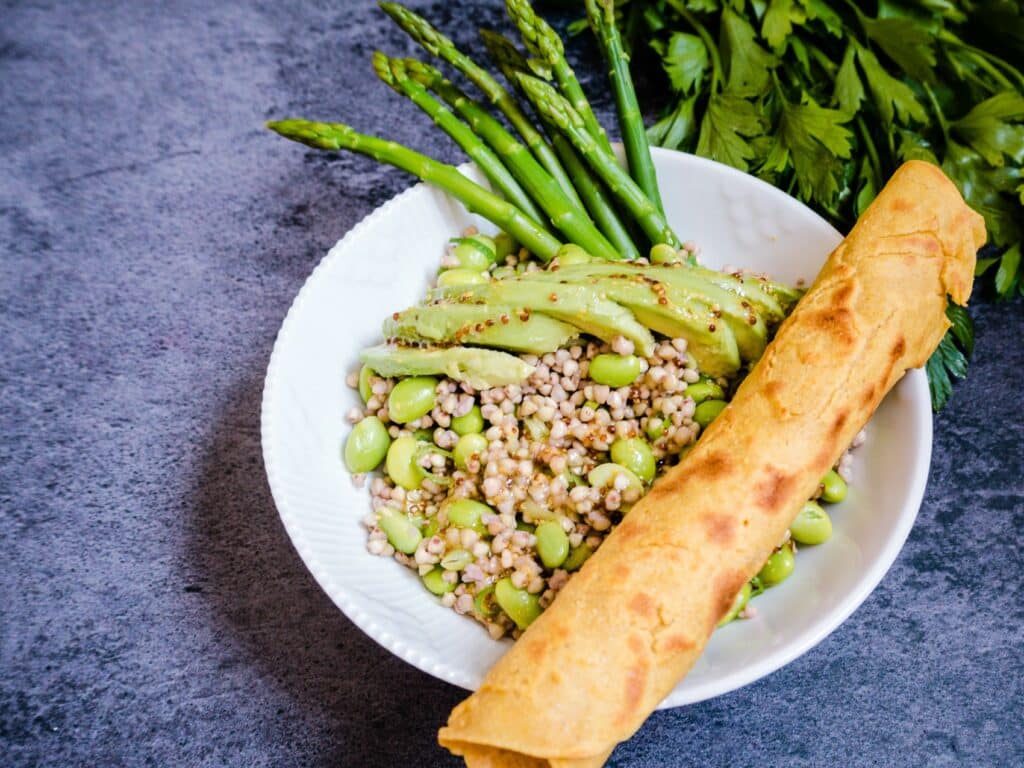 Nytårssalat med avocado, bulgur, edamamebønner og pandekage