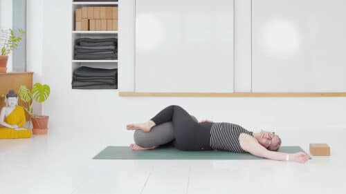 Cathrine underviser yogaklassen Omsorg til din gravide krop online