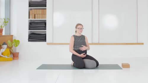 Cathrine underviser yogaklassen Omsorg til din gravide krop online