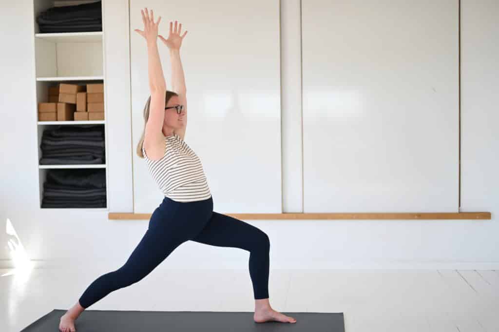 Cathrine står i en yang yogastilling og underviser et Online Yoga Retreat