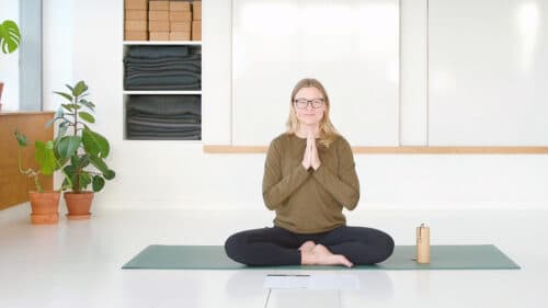 Cathrine underviser yogaklassen Pandechakra meditation online