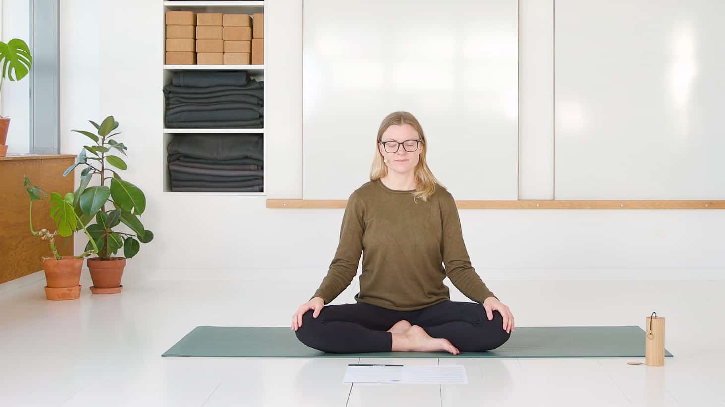 Cathrine underviser yogaklassen Pandechakra meditation online