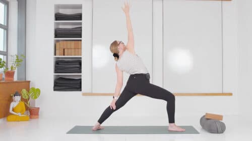 Cathrine underviser Powerfuld gravid yogatræning online