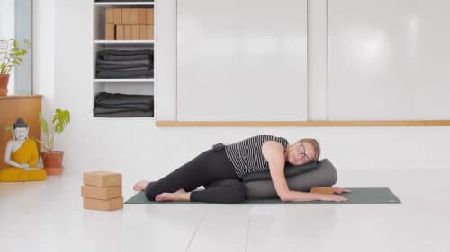 Cathrine underviser restorativ gravid yoga online