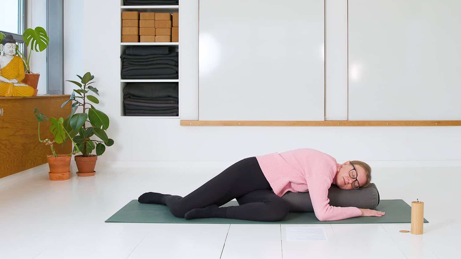 Aftenyoga til din nattesøvn - Selvkærlig yoga med Cathrine Yoga!