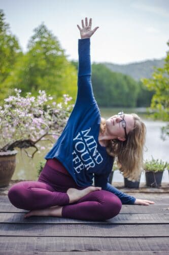 Catrine laver yoga ved en sø