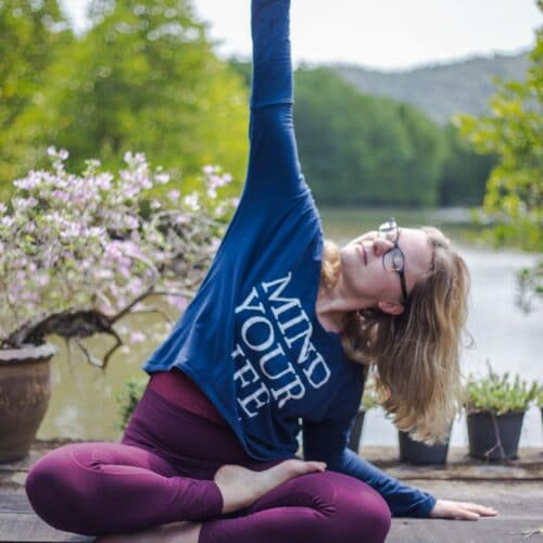 Catrine laver yoga ved en sø