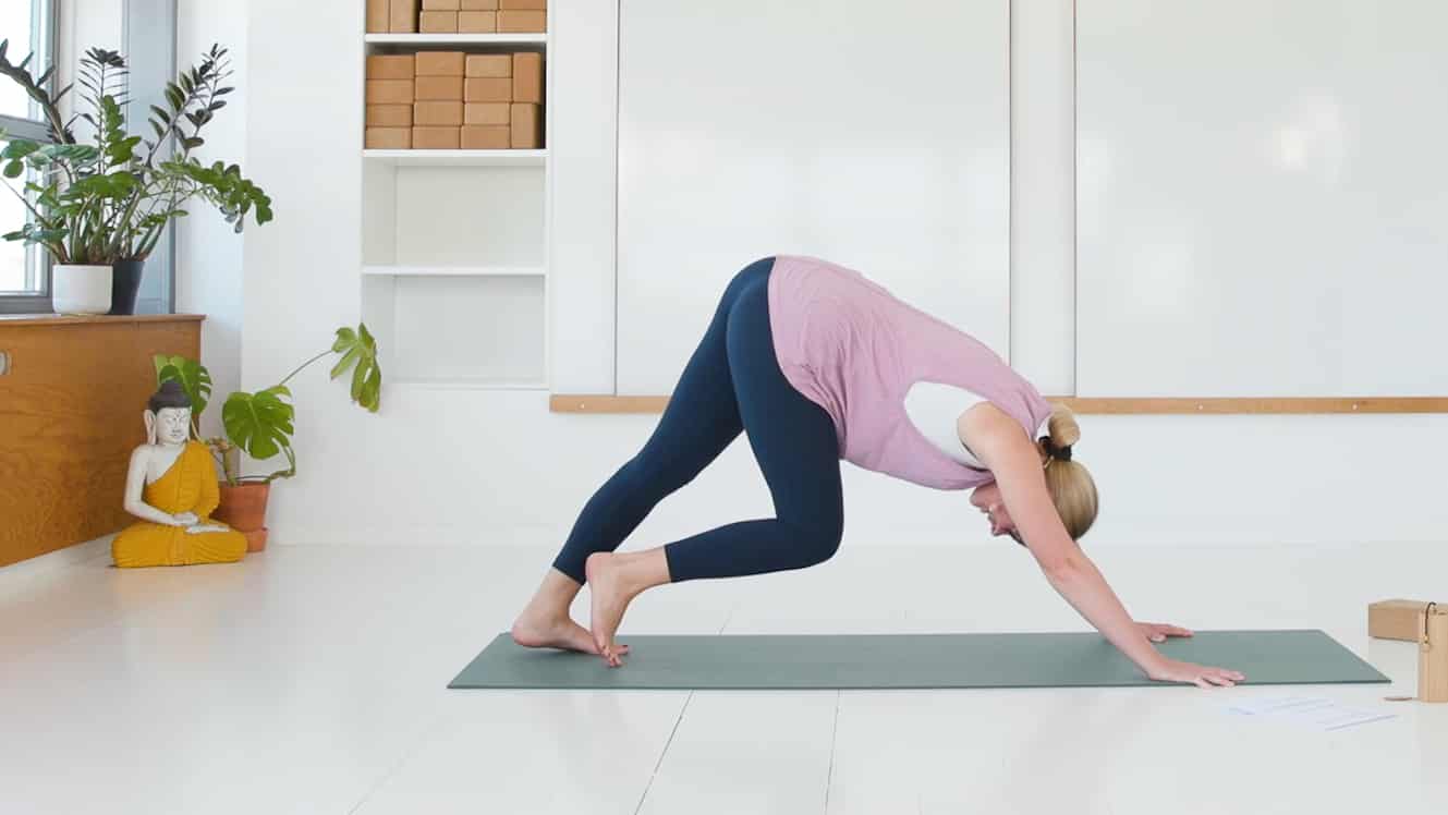 Cathrine underviser online yogaklassen Slow flow yoga for hele kroppen