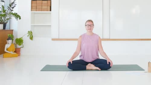 Cathrine underviser online yogaklassen slow flow for hele kroppen
