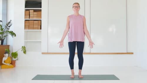 Cathrine underviser online yogaklassen Solhilsen for begyndere