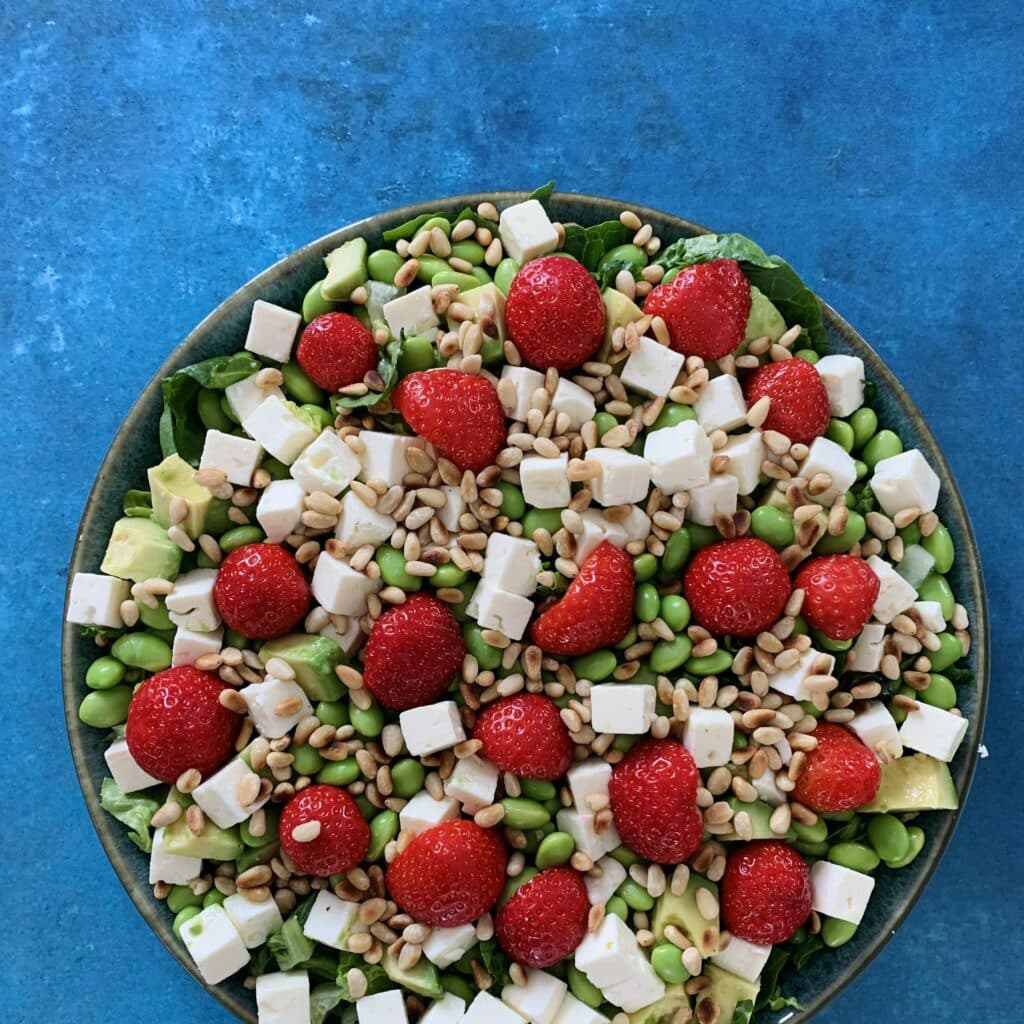 Sommersalat med avocado, jordbær, feta, edamamebønner og pinjekerner
