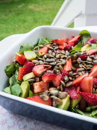 Spinatsalat med jordbær, avocado og græskarkerner