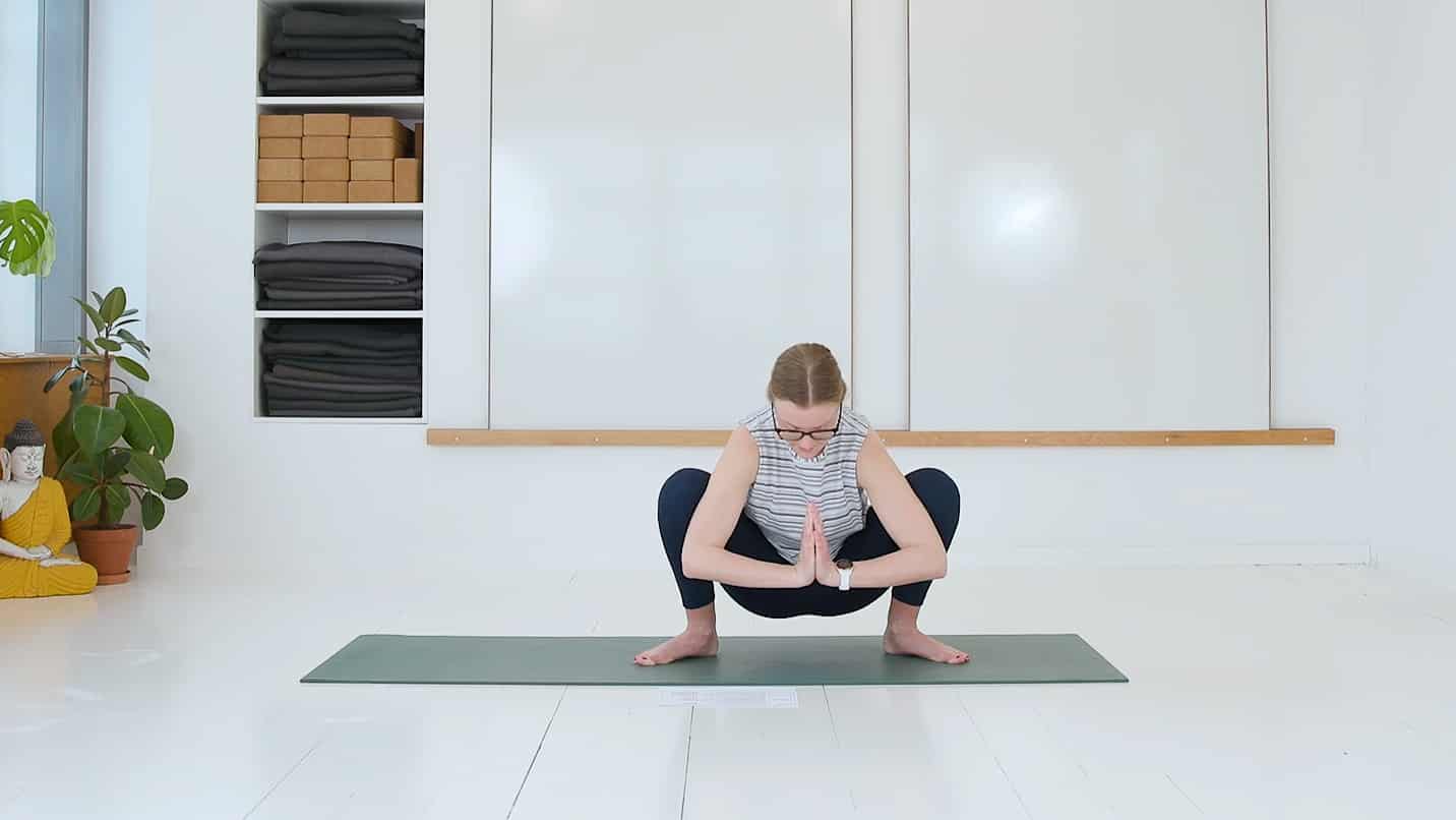 Cathrine underviser yogaklassen Stærke ben og baller online