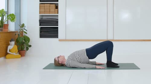 Cathrine underviser online yogaklassen Styrk din bækkenbund