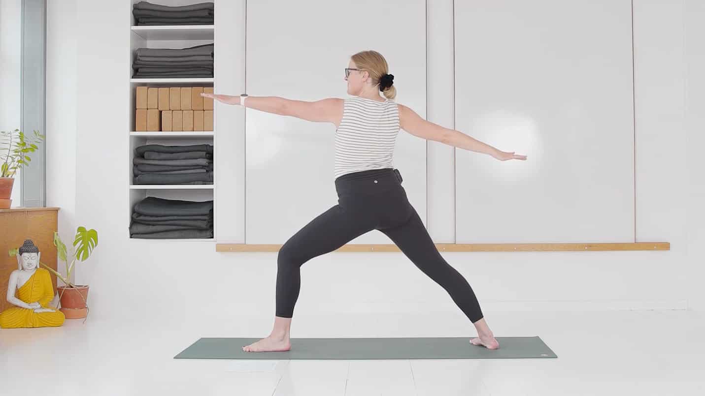 Cathrine underviser yogaklassen styrk din balance online