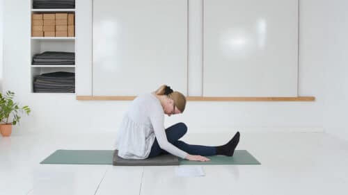 Cathrine underviser yogaklassen Sunde, åbne hofter online