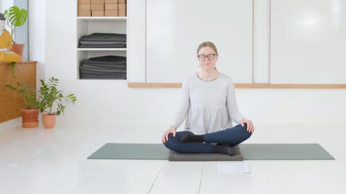 Cathrine underviser yogaklassen Sunde, åbne hofter online