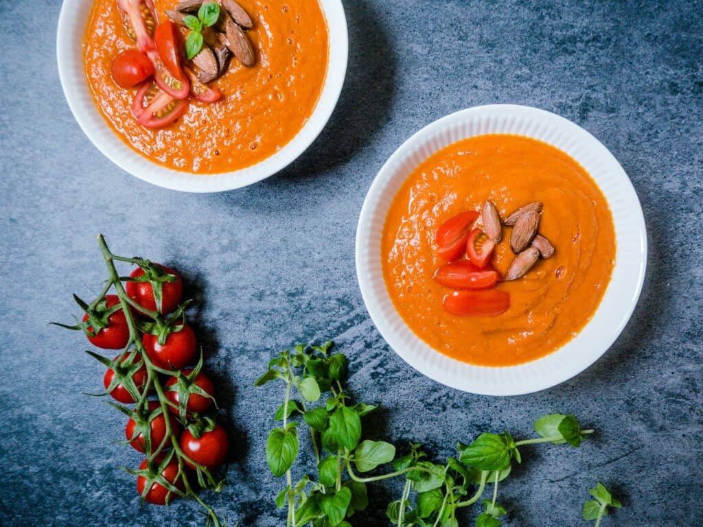 sund antiinflammatorisk suppe med tomat, oregano og mandler