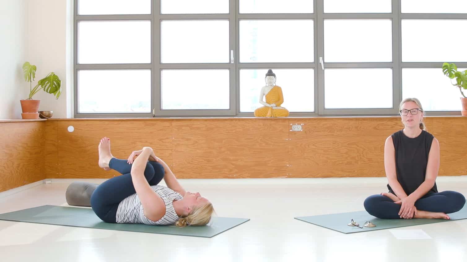 Cathrine underviser online yogaklassen Tid til ro yoga