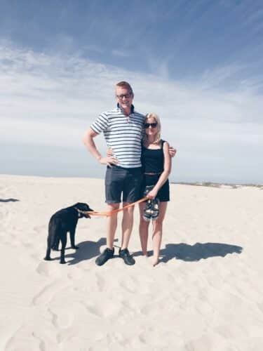 Cathrine og Tommy med hunden på stranden i Skagen