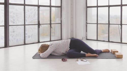 Cathrine viser en yin yogastilling fra online yogaklassen twistende yin
