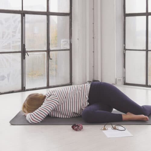 Cathrine viser en yin yogastilling fra online yogaklassen twistende yin