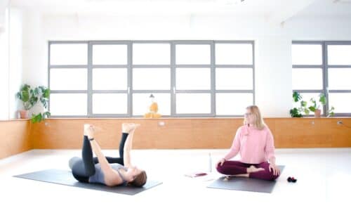 Cathrine underviser yogaklassen Vandelementet - Dyrk yin yoga for Nyrer- og Blære meridianerne online