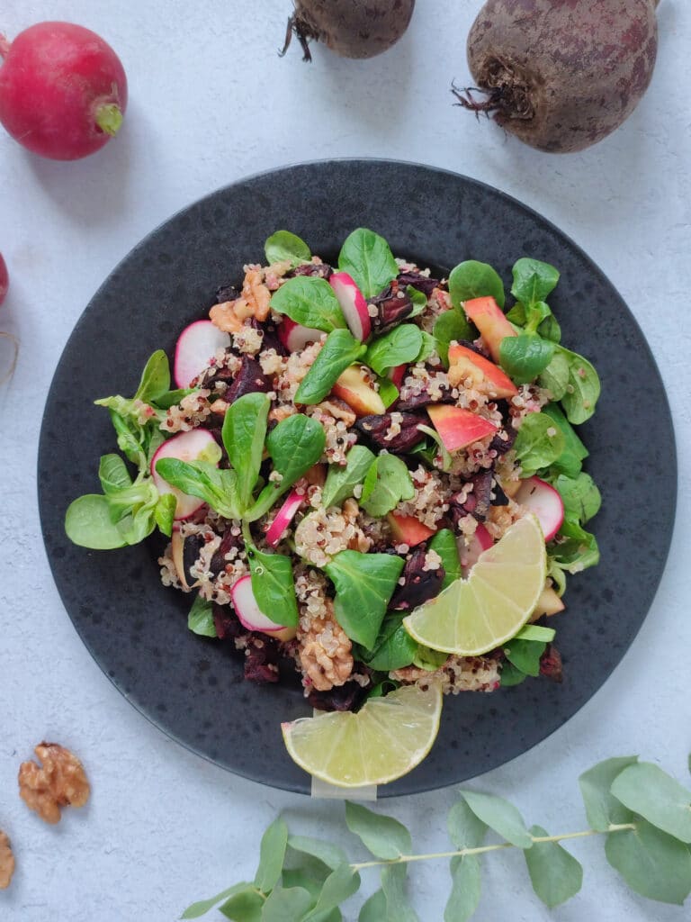 quinoa salat med rødbede, radisse og valnødder