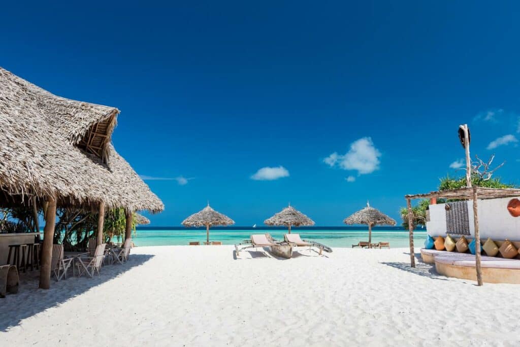 Smukt vejr, blå himmel og hvid sandstrand på yogarejse til Zanzibar