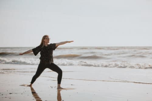Cathrine laver yang yoga i vandkanten på yoga retreat ved Vesterhavet