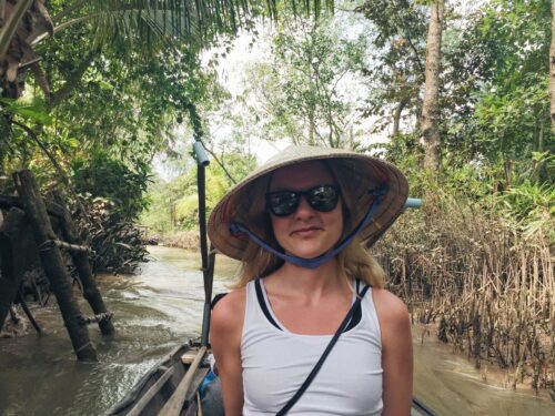 Cathrine på flodtur i Vietnam