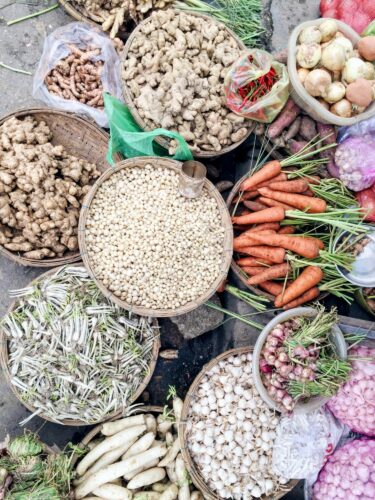 Lokale ingredienser på marked i Vietnam