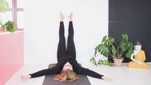 Cathrine viser en yin yogastilling fra online yogaklassen Wall yin